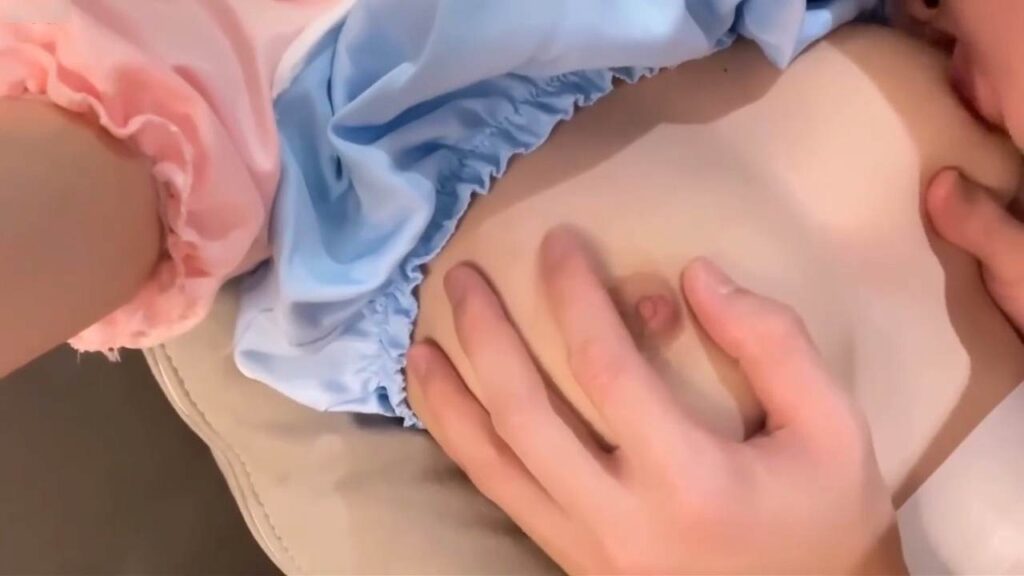 大奶学妹cos女仆-面对这对圆润的奶子谁不爱啊，男主一直抱着舔，看着软软还是学生妹嫩骚逼都是粉嫩的-福利多多