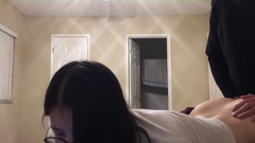 青春美眉 往下一点 呜呜慢一点 加州大学圣地亚哥分校留学生 被男友小穴舔的受不了操的捂着嘴不敢大声叫最后口爆颜射一脸-福利多多